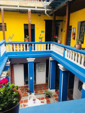 Гостиница Blue Door Housing Historic Quito  Кито